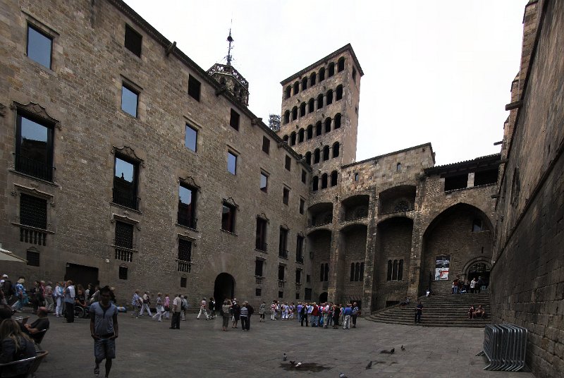 placa del rei.jpg - Het Placa del Rei met het oude paleis Palau Reial Major. In de middeleeuwen vonden hier stierengevechten en heksenverbrandingen plaats.